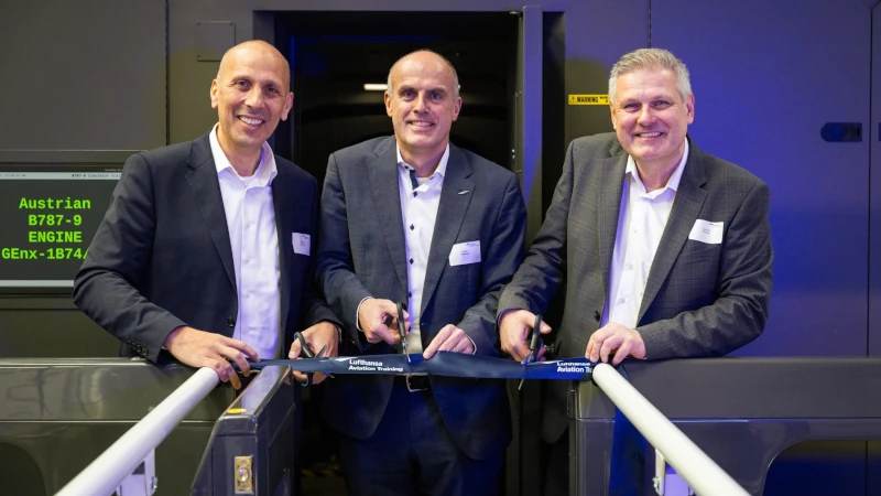Francesco Sciortino, Matthias Spohr, Thomas Heinrich durante la inauguracin del simulador de vuelo de Boeing 787-9. Foto: Austrian Airlines / DBS